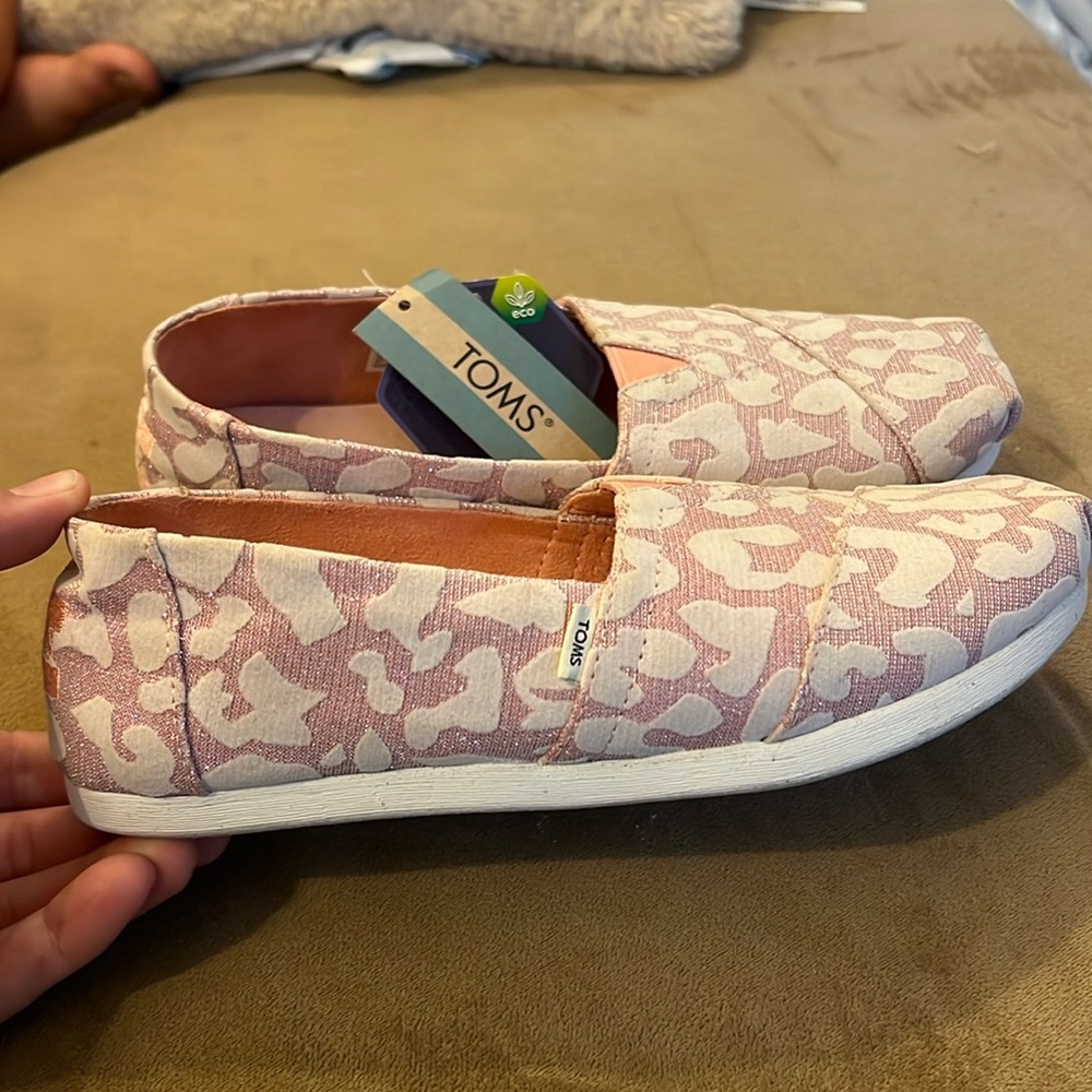 Brand new pink lepard spot TOMS